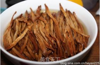 黄花菜土豆炖鸡块的做法步骤：1