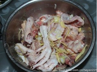 黄花菜土豆炖鸡块的做法步骤：2