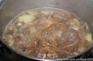 黄花菜土豆炖鸡块的做法步骤：5