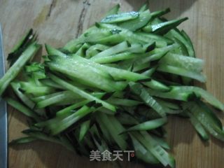 凉拌素鸡黄瓜丝的做法步骤：1