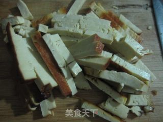 凉拌素鸡黄瓜丝的做法步骤：2