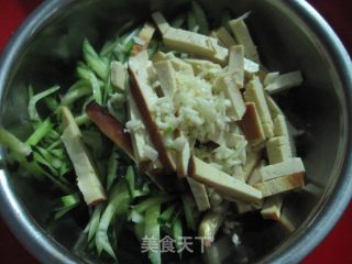 凉拌素鸡黄瓜丝的做法步骤：3