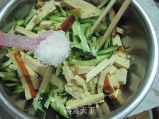 凉拌素鸡黄瓜丝的做法步骤：4