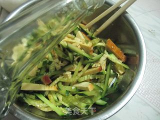 凉拌素鸡黄瓜丝的做法步骤：7