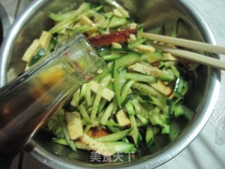 凉拌素鸡黄瓜丝的做法步骤：8