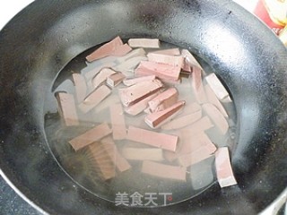 价值2元的快手开胃营养菜-----韭菜炒猪血的做法步骤：4