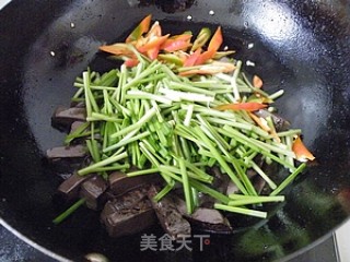 价值2元的快手开胃营养菜-----韭菜炒猪血的做法步骤：7