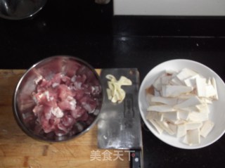 杏鲍菇炒肉的做法步骤：1