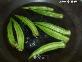 秋葵炒肉的做法步骤：3