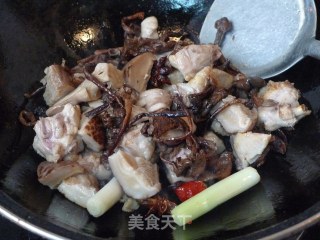 小鸡炖蘑菇---香喷喷好下饭的做法步骤：5