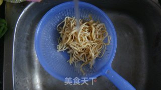 胡萝卜炒千张丝的做法步骤：1