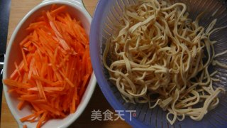 胡萝卜炒千张丝的做法步骤：3