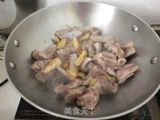 一道简单的家常菜----红烧羊排的做法步骤：6