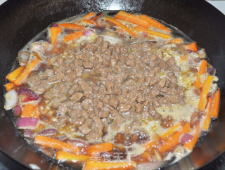 新疆传统美食——碎肉抓饭的做法步骤：9