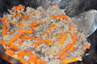 新疆传统美食——碎肉抓饭的做法步骤：11