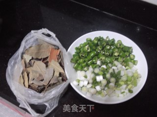 尖椒鸡丁的做法步骤：1