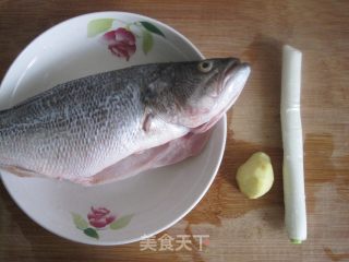清蒸鲈鱼二的做法步骤：1