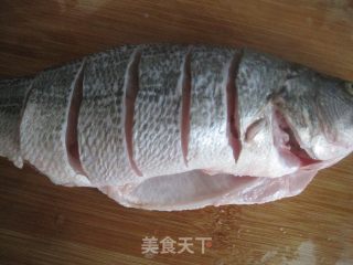 清蒸鲈鱼二的做法步骤：2