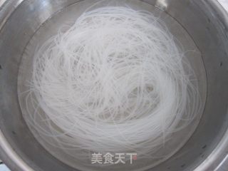 凉拌素鸡粉丝的做法步骤：1