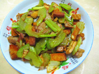 家常菜————芹菜香干炒肉的做法步骤：8