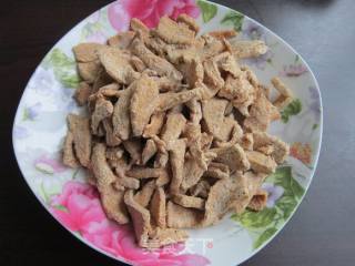 芹菜炒豆渣的做法步骤：1