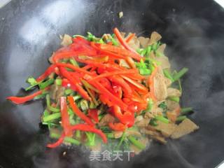 芹菜炒豆渣的做法步骤：9