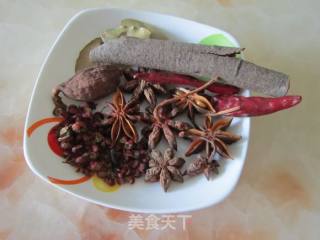 卤五花肉的做法步骤：1