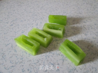 美容减肥的莴笋酿桃仁的做法步骤：3