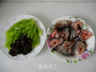 生菜杆黑木耳黑鱼汤的做法步骤：2