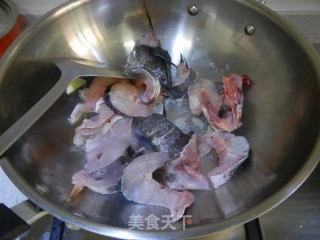 生菜杆黑木耳黑鱼汤的做法步骤：3