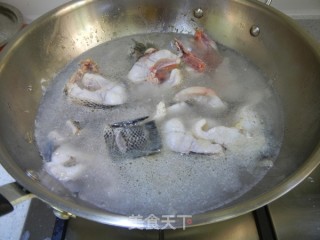 生菜杆黑木耳黑鱼汤的做法步骤：4