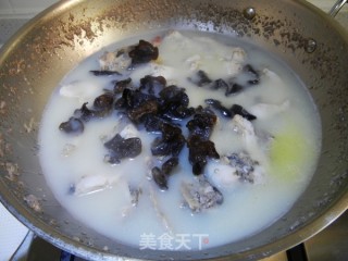 生菜杆黑木耳黑鱼汤的做法步骤：6