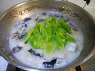 生菜杆黑木耳黑鱼汤的做法步骤：7