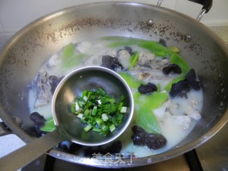 生菜杆黑木耳黑鱼汤的做法步骤：9