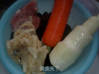 鱼香肉丝的做法步骤：1