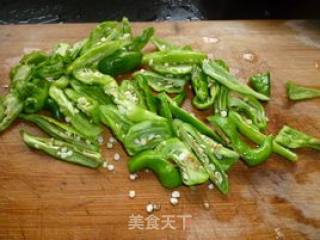 白菜杆子炒辣椒的做法步骤：2