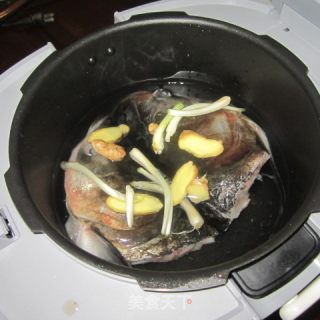 沸腾你的美食梦想---煲鱼头汤的做法步骤：2