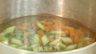 青豆玉米炒花生的做法步骤：4