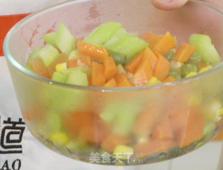 青豆玉米炒花生的做法步骤：5