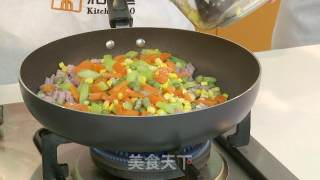 青豆玉米炒花生的做法步骤：7