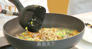 青豆玉米炒花生的做法步骤：8