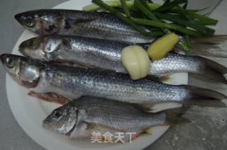 莆田特色--干煎小鲫鱼的做法步骤：1