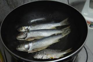 莆田特色--干煎小鲫鱼的做法步骤：2
