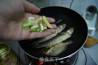 莆田特色--干煎小鲫鱼的做法步骤：4