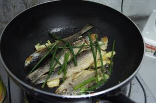 莆田特色--干煎小鲫鱼的做法步骤：5