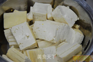 幸福美食：补钙最佳搭档虾皮烧豆腐的做法步骤：1