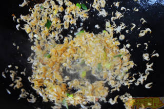 幸福美食：补钙最佳搭档虾皮烧豆腐的做法步骤：4