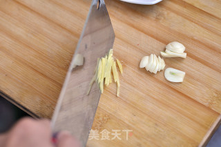 酸辣鸭血的做法步骤：1