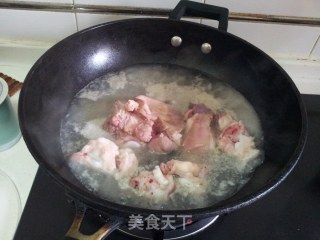 绿豆酿莲藕煲猪蹄汤的做法步骤：2