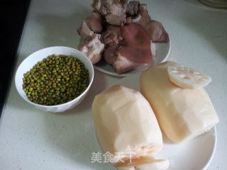 绿豆酿莲藕煲猪蹄汤的做法步骤：3